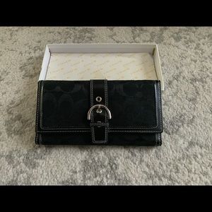 COACH Buckle Wallet in Black ~ BARELY USED! Excellent condition <3